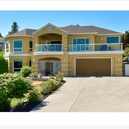 Lake View Yellow House By Winary Resort West Kelowna Buitenkant foto