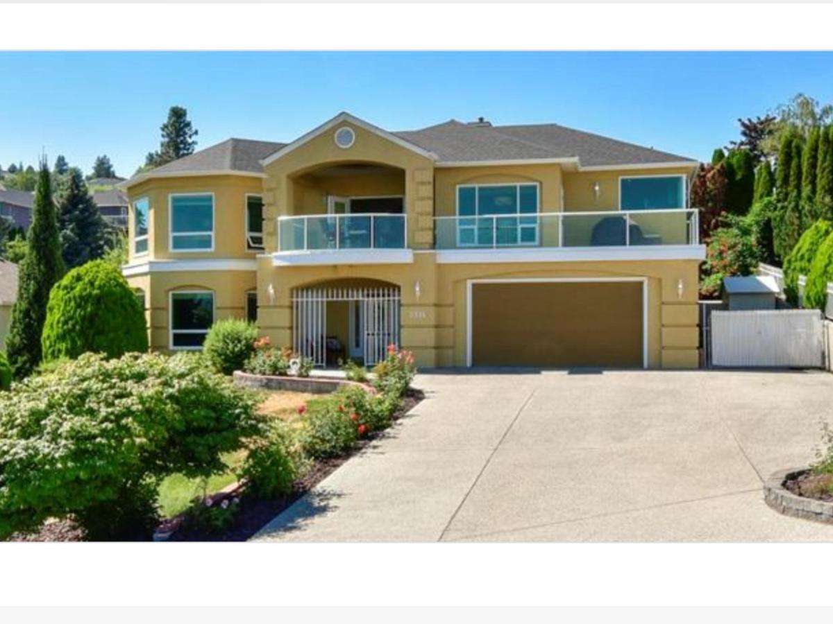 Lake View Yellow House By Winary Resort West Kelowna Buitenkant foto