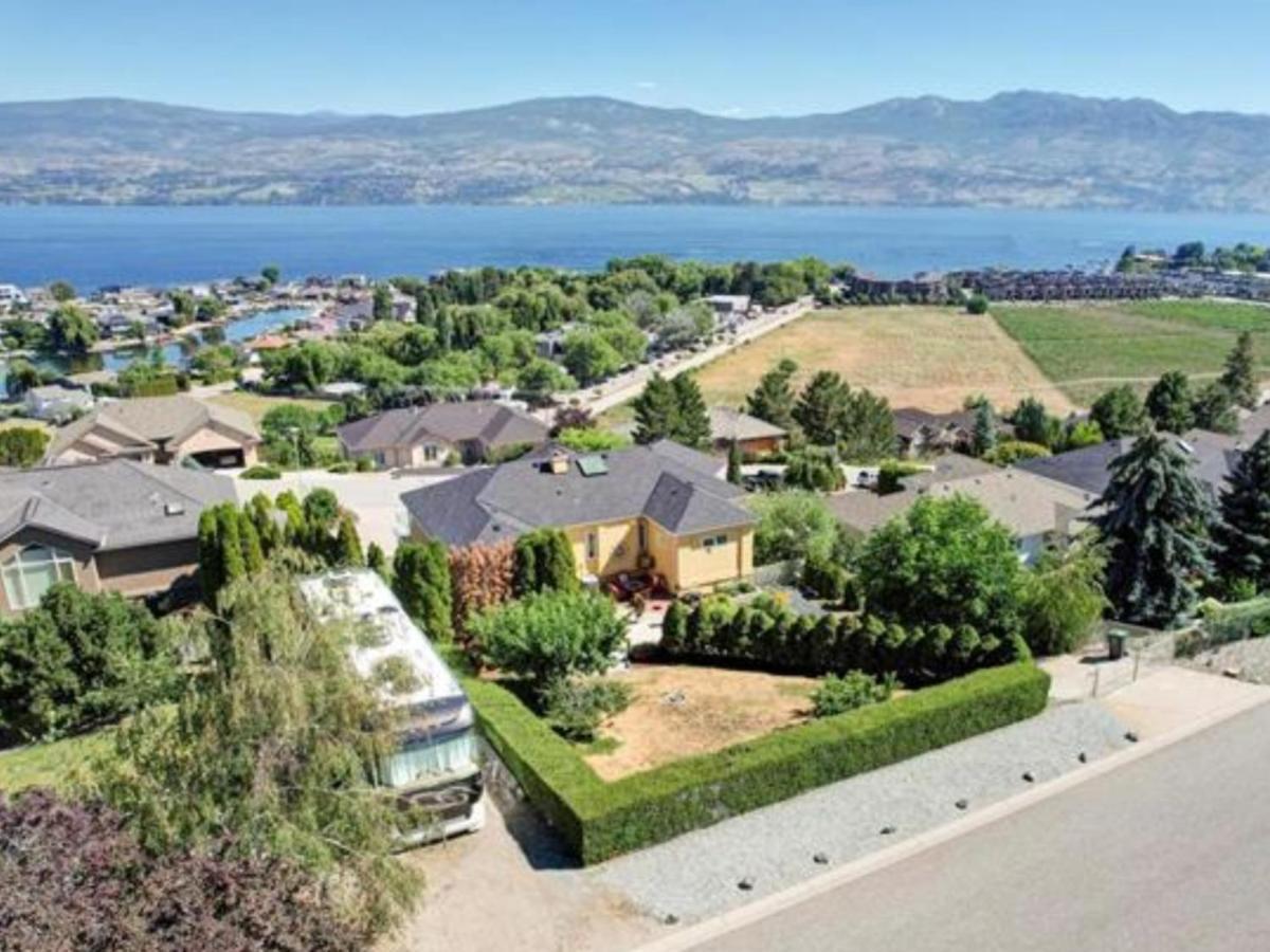 Lake View Yellow House By Winary Resort West Kelowna Buitenkant foto