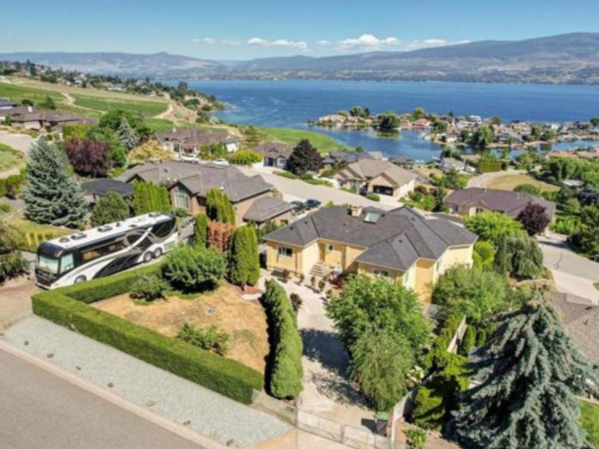 Lake View Yellow House By Winary Resort West Kelowna Buitenkant foto